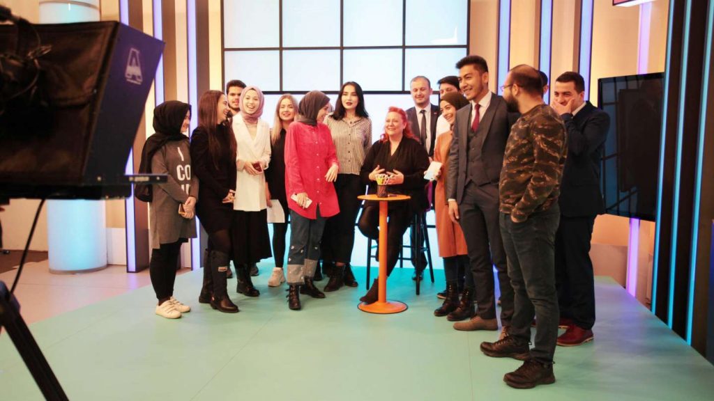 Akademi öğrencileri televizyon stüdyosunda